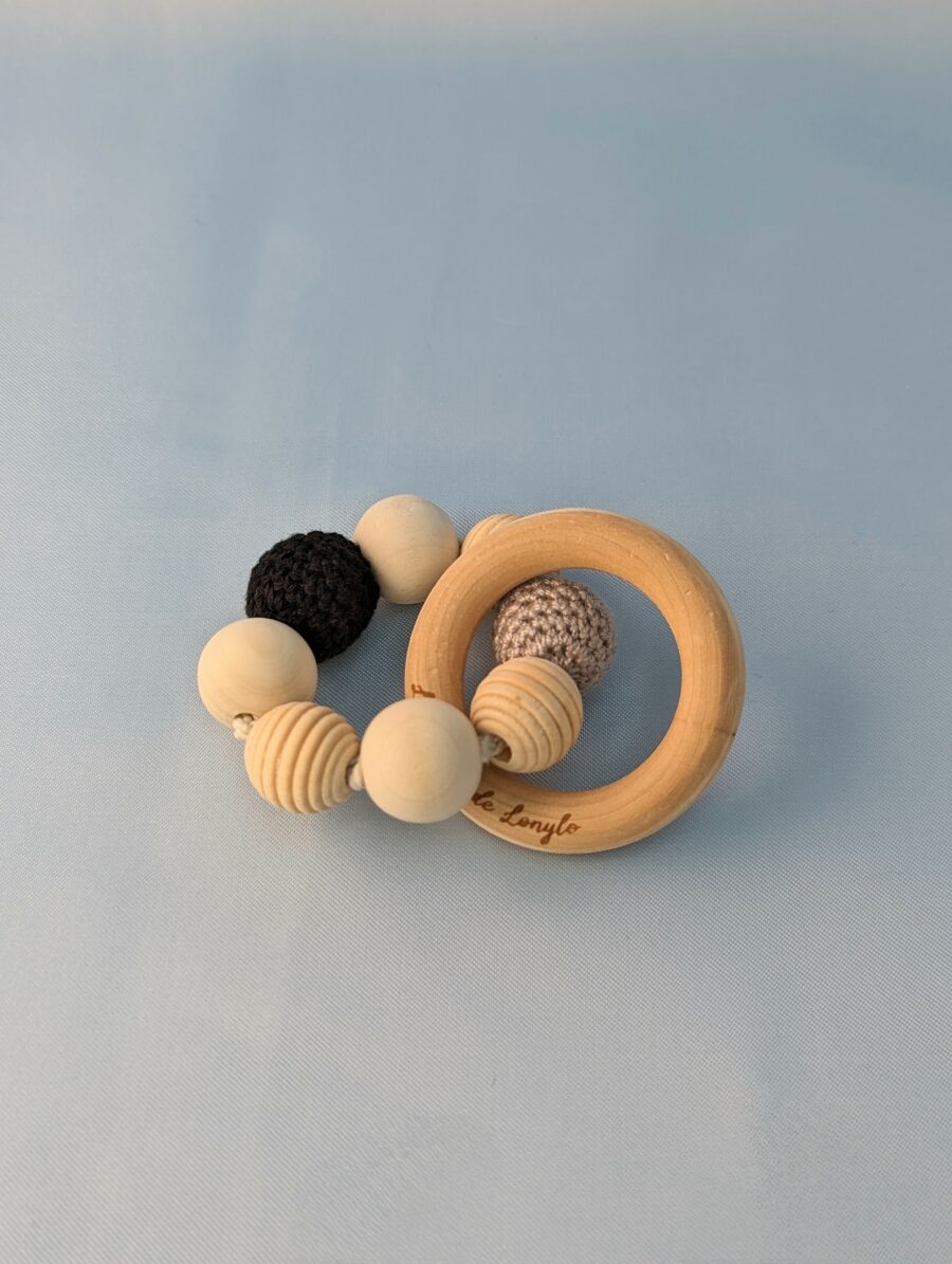 Hochet bébé en bois avec des perles en laines noir et grise pour soulager les poussées dentaires