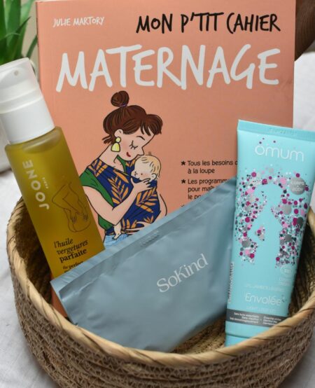 Cadeau pour femme enceinte : box grossesse avec un livre sur le maternage, une huile anti-vergetures, un gel jambes lourdes, et un masque pour le ventre.