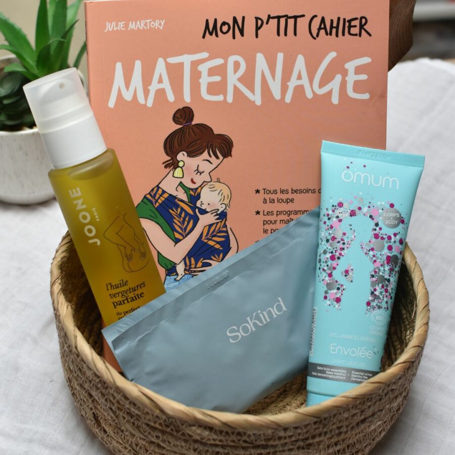 Cadeau pour femme enceinte : box grossesse avec un livre sur le maternage, une huile anti-vergetures, un gel jambes lourdes, et un masque pour le ventre.