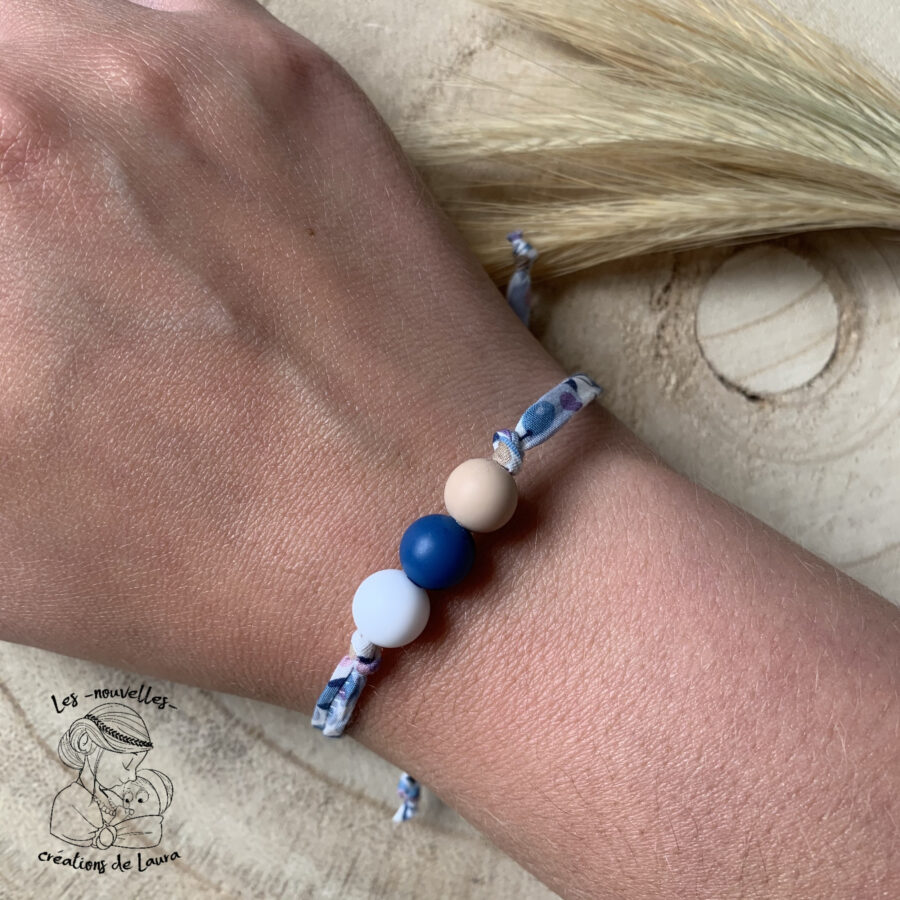 Bracelet d'allaitement Lilas avec des perles bleus foncé, beige et blanche