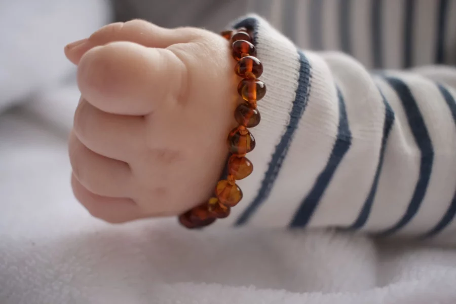 Bébé qui porte un bracelet d'ambre pour soulager les poussées dentaires