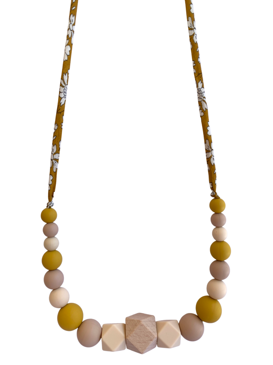 Collier d'allaitement et de portage capucine avec des perles jaune blanche et bois