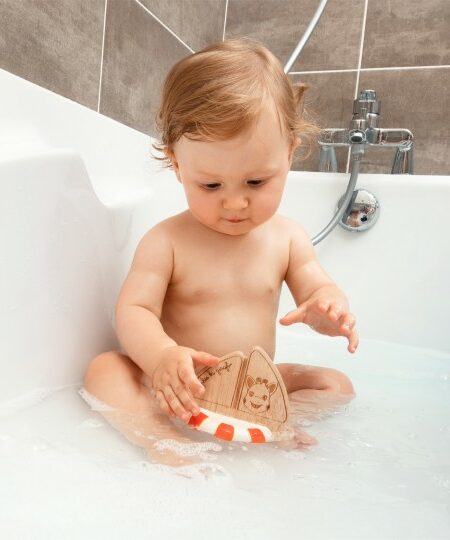 Bateau de bain pour bébé en bois et en caoutchouc.