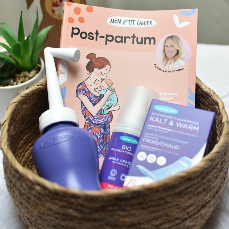 Box post partum pour bien vivre le post accouchement, comprenant une douche intime périnée, un spray apaisant, une serviette chaud-froid, et un livre sur le post partum.