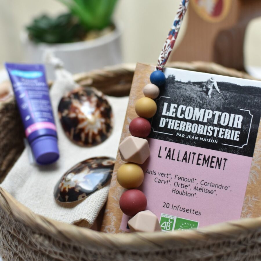 Box dédiée à l'allaitement, avec une tisane pour stimuler la lactation, un collier d'allaitement, des coquillages d'allaitement, et une crème lanoline