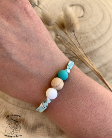 Bracelet d'allaitement bora bora avec des perles bleu blanche et bois