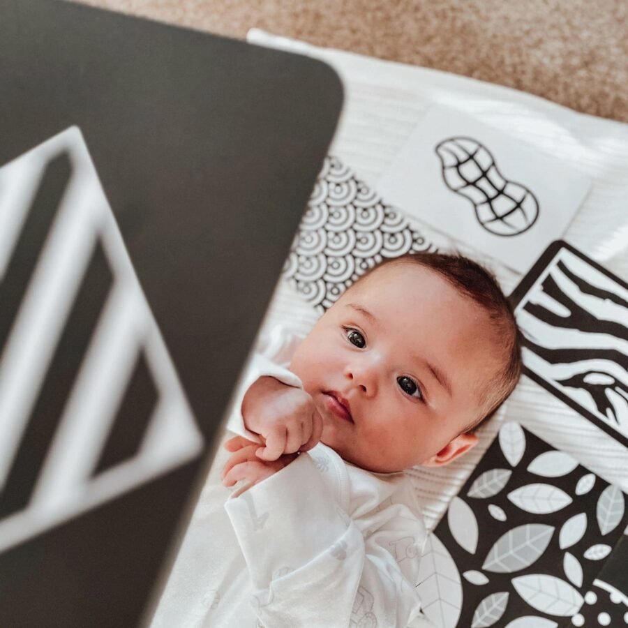 Bébé qui regarde une carte sensorielle en noir et blanc