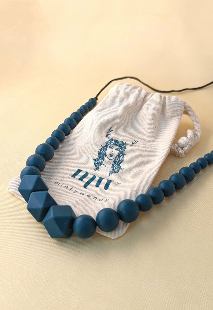 Collie d'allaitement et de portage avec des perles bleues foncées