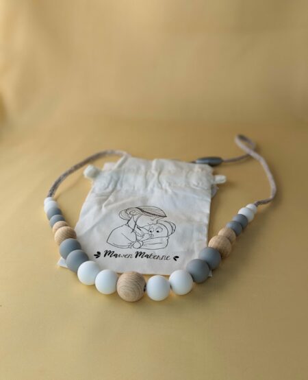Collier d'allaitement et de portage scandi avec des perles en silicone blanche et grises et bois