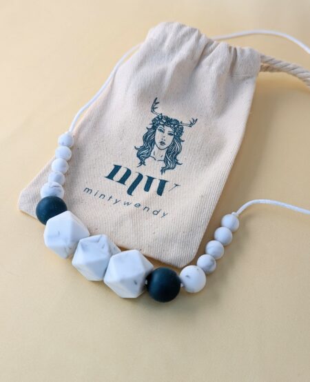 Collier d'allaitement et de portage Lou avec des perles blanches et bleu