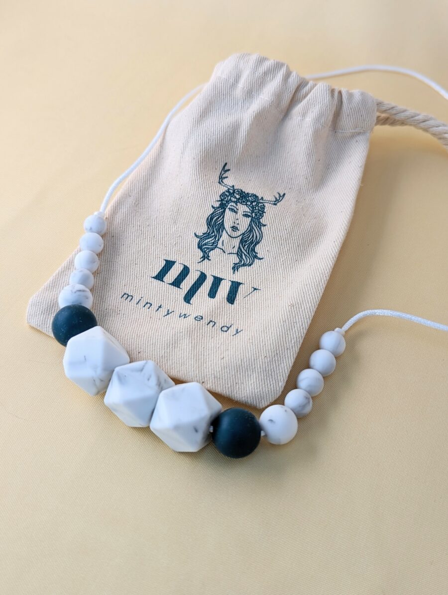 Collier d'allaitement et de portage Lou avec des perles blanches et bleu