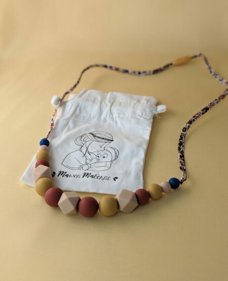 Collier d'allaitement et de portage couleur noisette avec des perles marron couleur automne
