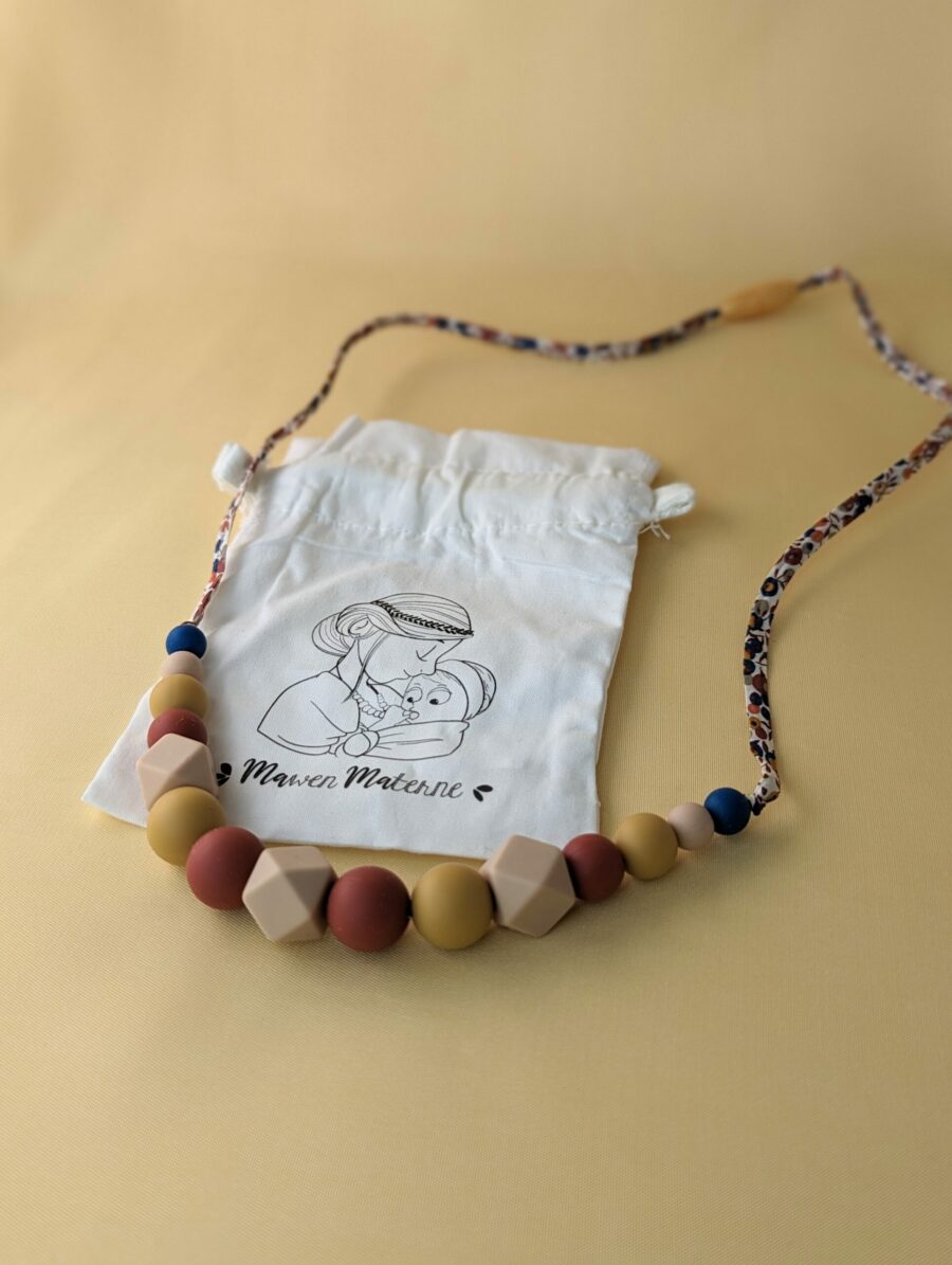 Collier d'allaitement et de portage couleur noisette avec des perles marron couleur automne