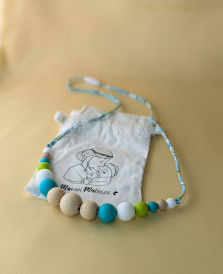 Collier d'allaitement bora bora avec des perles bleu blanches et bois