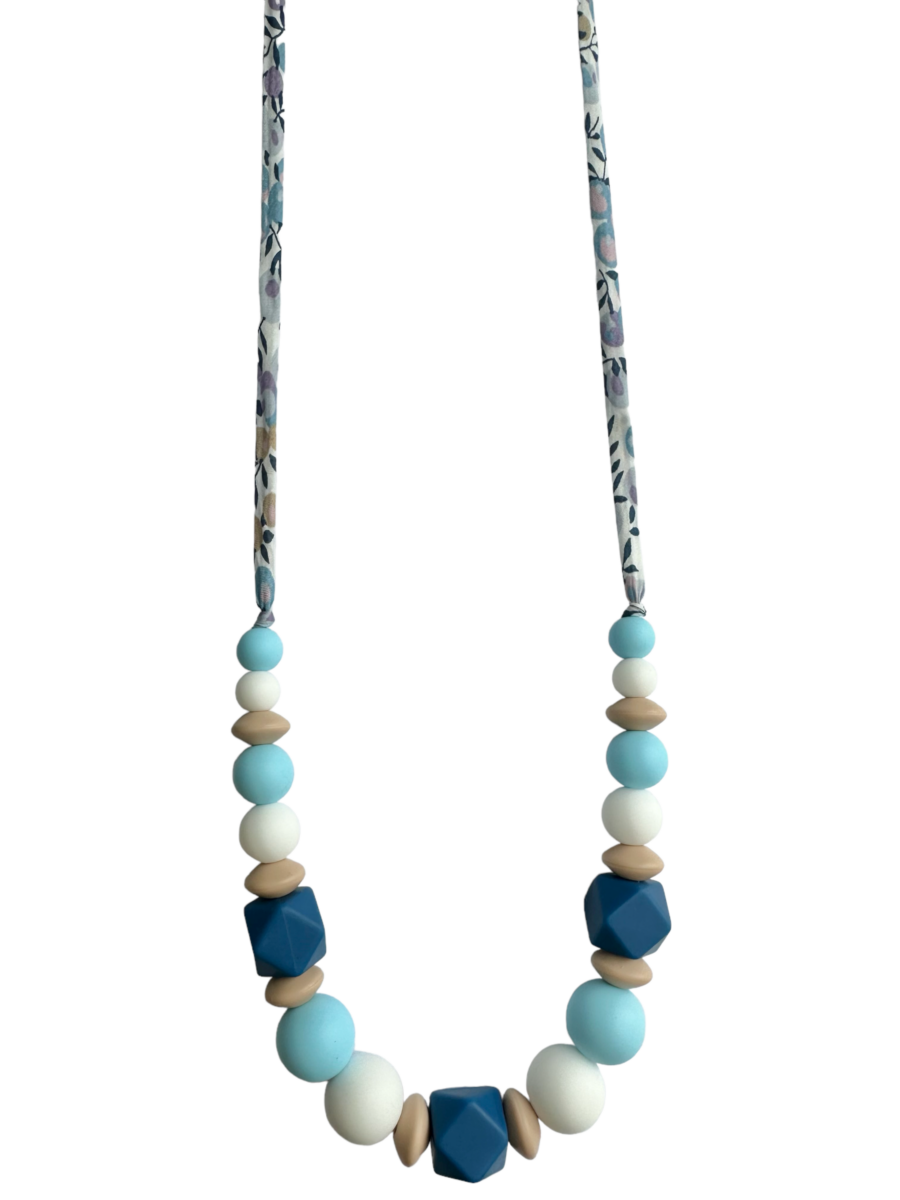 Collier d'allaitement lilas avec des perles bleues foncés, blanche et beige