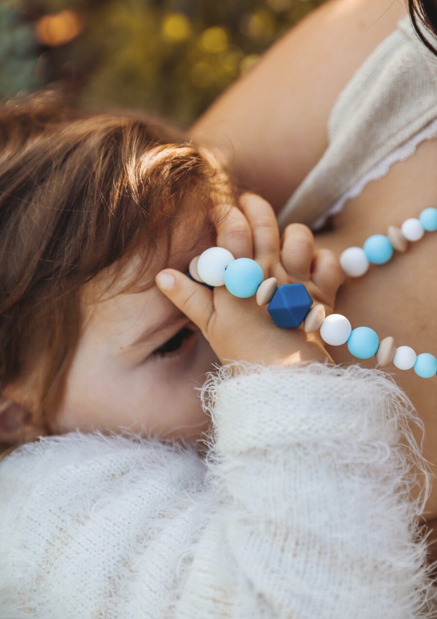 Collier d'allaitement lilas avec des perles bleues foncés, blanche et beige