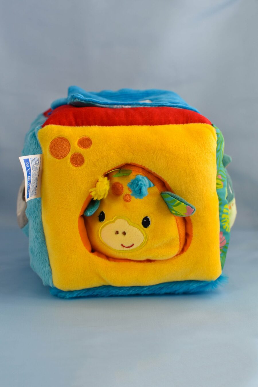 Cube d'éveil en tissus coloré pour bébé