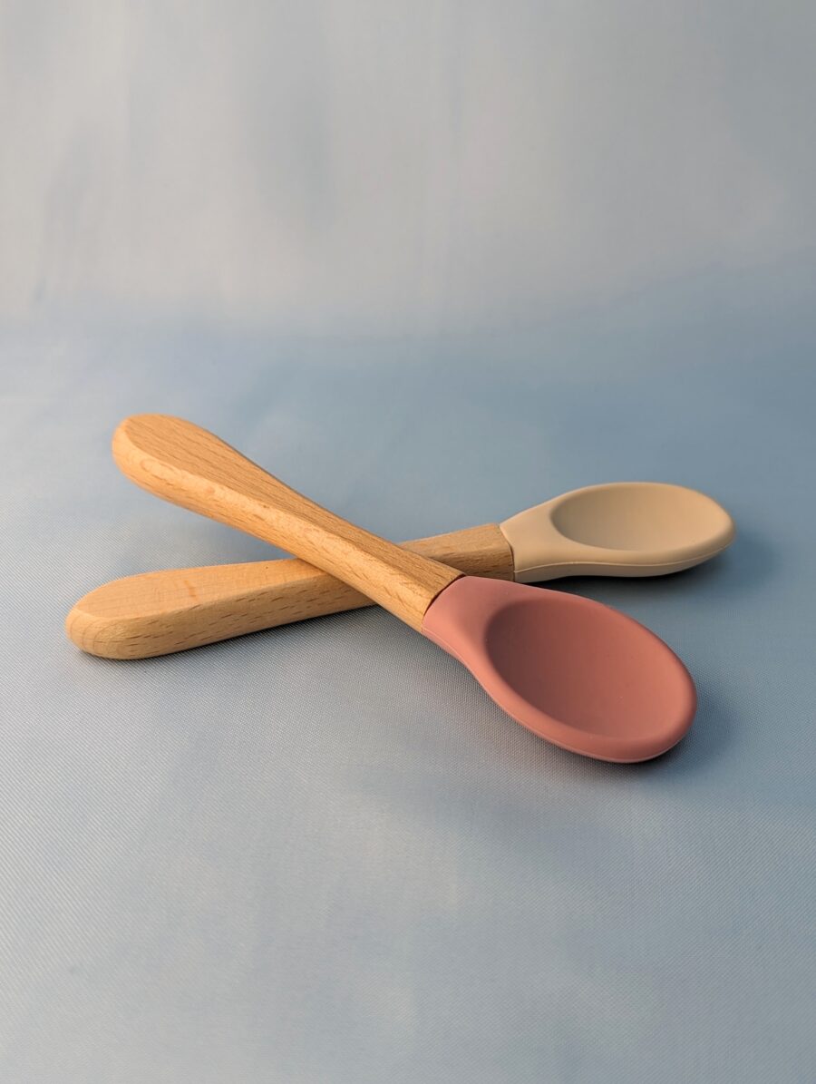 Cuillère en bois et en silicone pour les repas de bébé rose et blanche