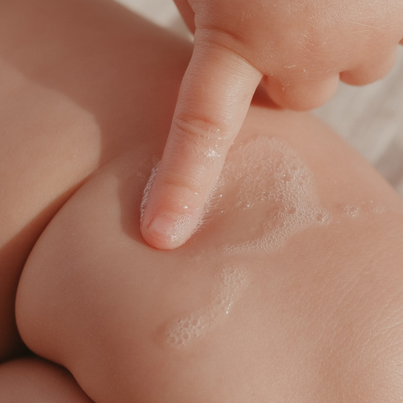 Gel de bébé sur la peau de bébé