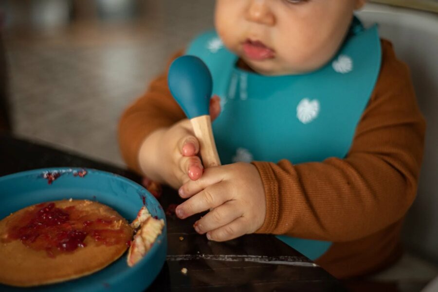 Bébé qui mange avec une cuillère