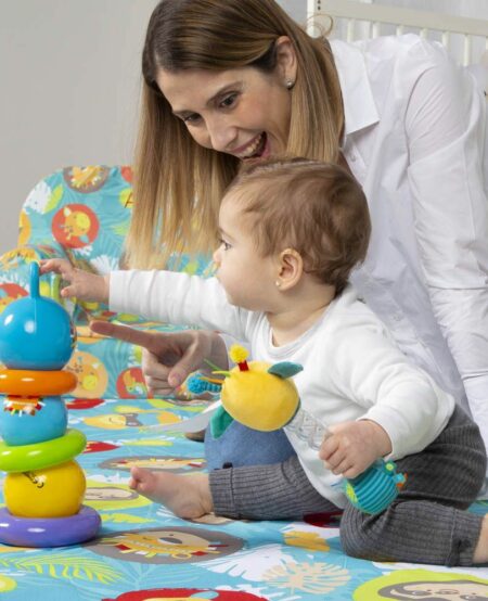 Maman et bébé qui jouent avec la tour à empiler balle et anneau en silicone