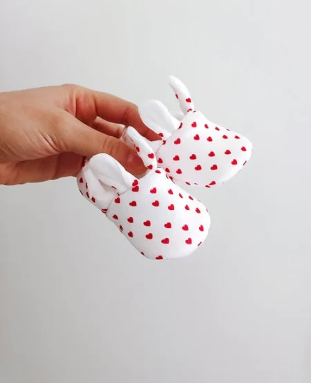 Chaussons lapinou blanc avec des coeur rouge pour bébé, fabriqué à la main en France