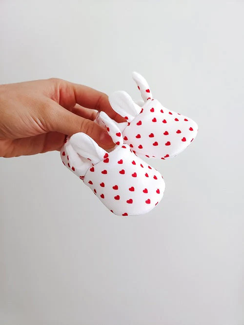 Chaussons lapinou blanc avec des coeur rouge pour bébé, fabriqué à la main en France