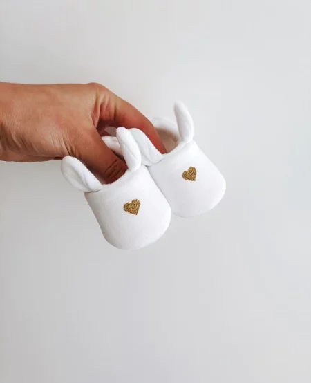 Chaussons lapinou blanc avec des coeur doré pour bébé, fabriqué à la main en France