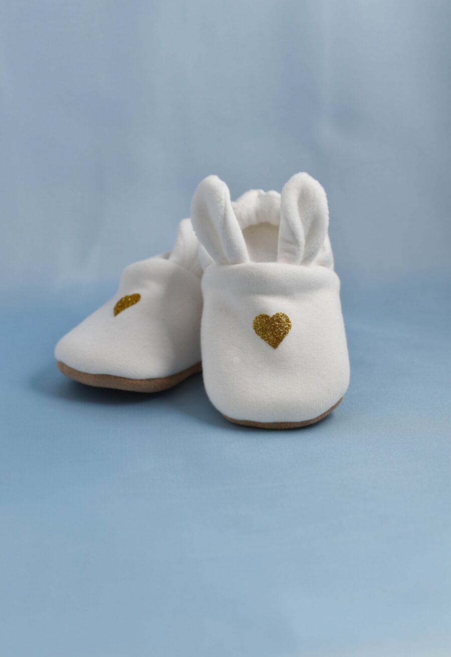 Chaussons lapinou blanc avec des coeur doré pour bébé, fabriqué à la main en France