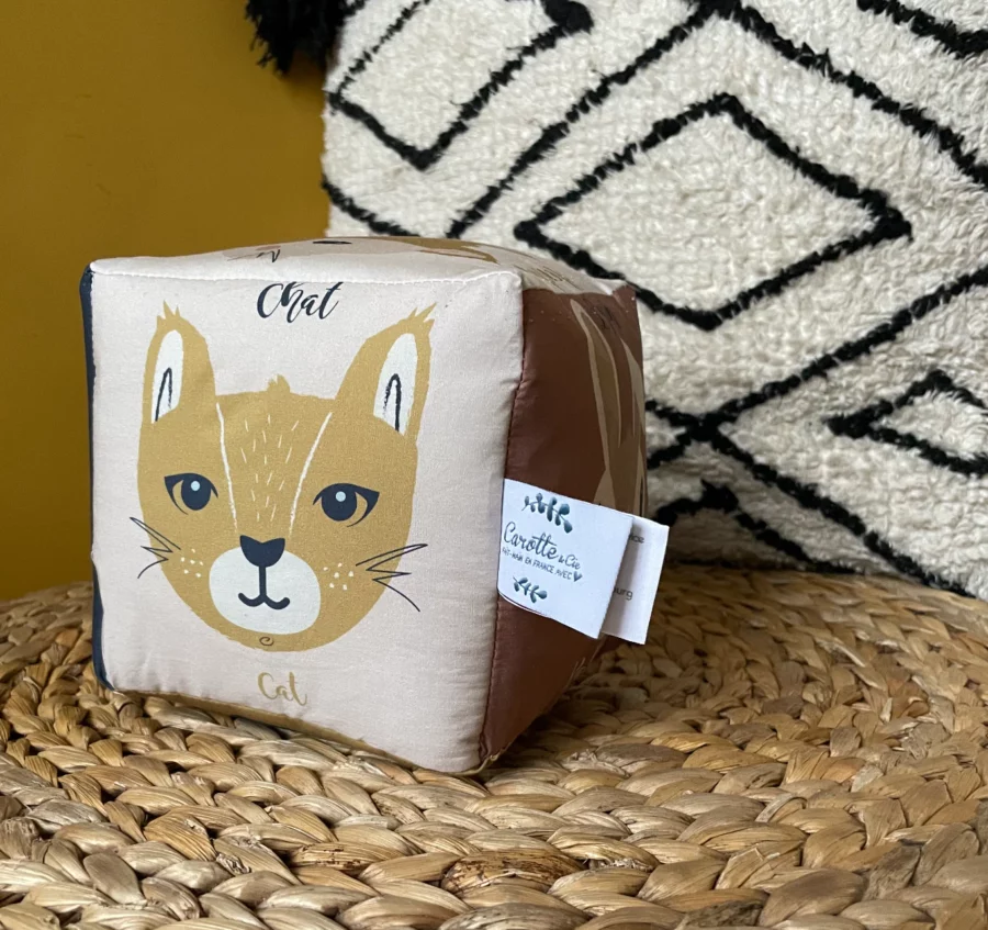 Cube d'éveil animaux domestiques fabriqué en France à la main