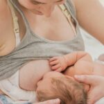 Maman qui donne le sein à son enfant pour l'allaiter