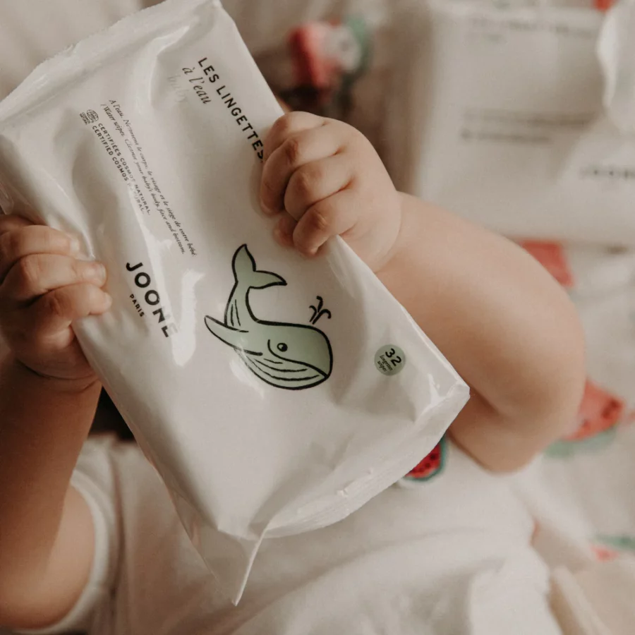 Bébé qui tient un paquet de lingette bio