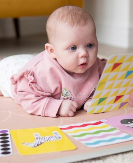 Cartes sensorielles colorées pour bébé