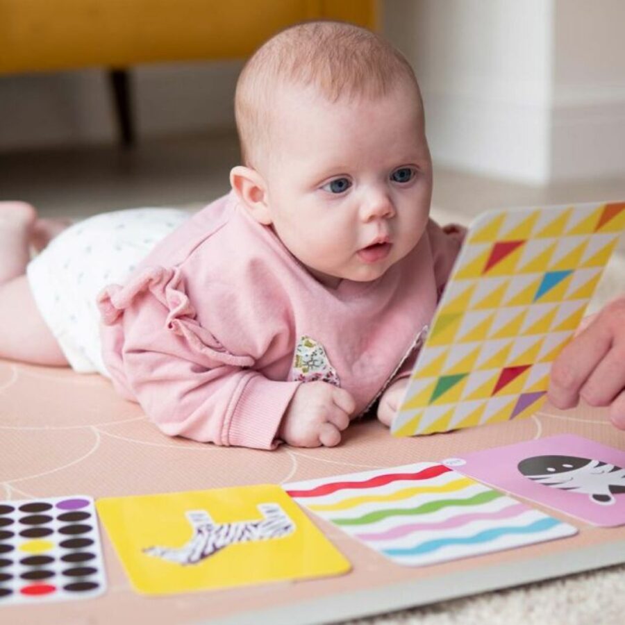 Cartes sensorielles colorées pour bébé