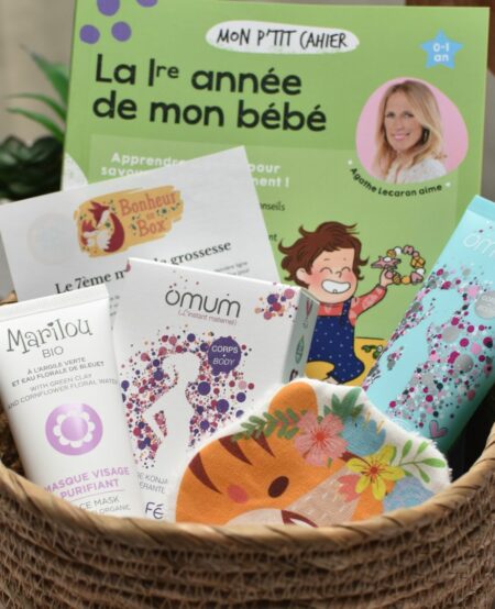 Vue d'ensemble d'une box future maman pour le 7ème mois de grossesse, comprenant un masque visage bio, une éponge konjac, un gel bio pour les jambes lourdes, une lingette lavable faite à la main, un livre sur la première année de bébé et un flyer sur le déroulement de la grossesse.