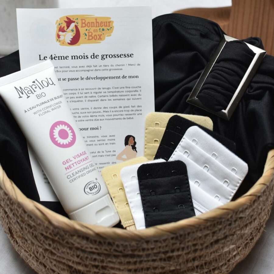 Vue d'ensemble d'une box future maman pour le 4ème mois de grossesse, comprenant un gel nettoyant bio, des rallonges soutien gorge pour la poitrine qui prends du volume et un bandeau de grossesse pour soutenir le ventre de grossesse.